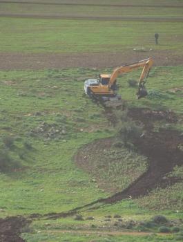 شق طريق للمستوطنات في الاغوار الشمالية 