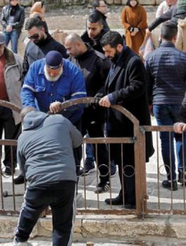 المقدسيون وباب الرحمة 