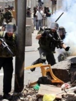 قوات الاحتلال تقتحم مخيم قلنديا وتلصق بيانات تحريضية