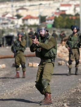جندي اسرائيلي يتبول على فلسطيني 