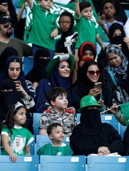 الجمعة تبدأ الملاعب السعودية بالسماح للنساء بمشاهدة المباريات
