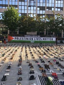 نشطاء يضعون 4 آلاف حذاء أمام الاتحاد الأوروبي دعماً لفلسطين