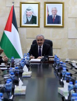 اشتية: المخيمات الفلسطينية عنوان النضال والتضحية