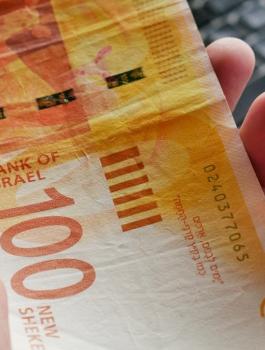 وقفة احتجاجية في رام الله لرفع الحد الادنى للاجور 