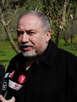 ليبرمان: أبو مازن يدعم الإرهاب