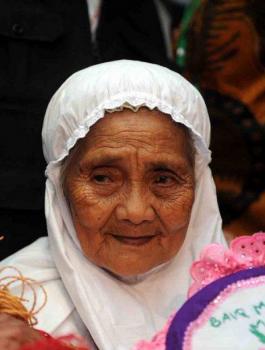  وصول أكبر معمرة إندونيسية لإداء الحج