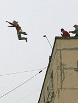 القاء فتاة حامل من الطابق السابتع 