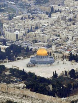 مستوطنون يحلقون فوق المسجد الأقصى 