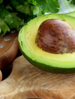  قشور بذور الأفوكادو تعالج أمراض القلب والسرطان 