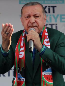  أردوغان يندد بالذين استكثروا نداء الله أكبر على مآذن تركيا