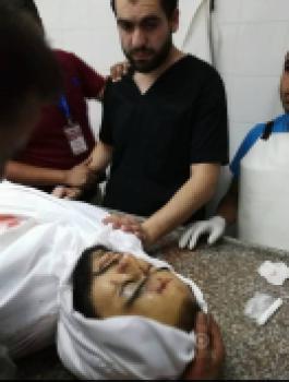 طبيب في غزة يقف عاجزا امام جثة شقيقه 