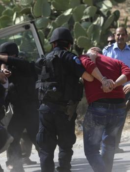 الشرطة الفلسطينية تلقى القبض على شخص طعن والده واثنين من اقربائه 