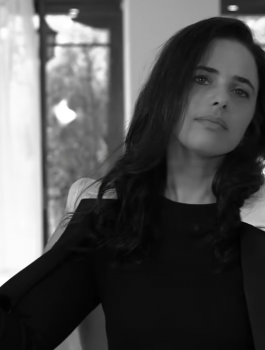 شاكيد وزجاجة العطر 