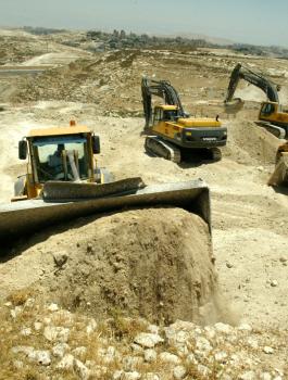 تجريف اراضي الفلسطينيين شرق الخليل 
