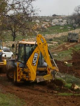 الاحتلال يجرف اراضي المواطنين