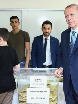 أردوغان يتصدر نتائج صندوقه الانتخابي الذي أدلى به صوته