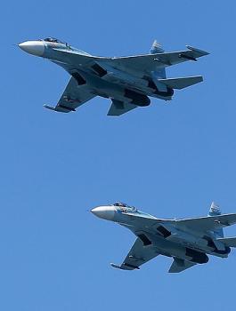 قاذفات روسية ومقاتلات امريكية 