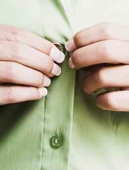 ازرار النساء على اليسار بينما الرجال على اليمين 