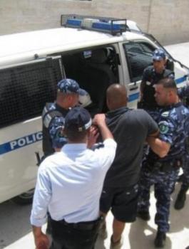 لقبض على شخص  قام بالسطو على منزل