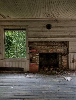 التحقيق مع متهم بقتل إمرأة في منزل مهجور وأكل لحمها!!