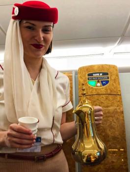 طاقم الطائرة والشاي والقهوة 