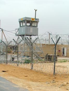وحدات القمع الاسرائيلية تدمر مقتنيات الأسرى في سجن النقب 