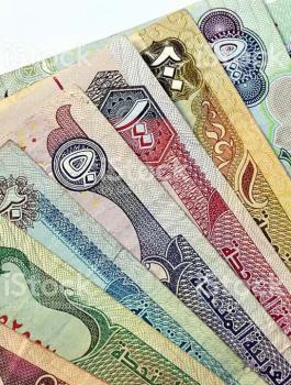 مستول في دبي يجمع 100 الف درهم 