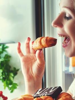 أسطورة تدعي بأن تناول أجنحة الدجاج يطرد العرسان!