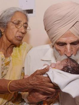 سبعينية تنجب توام في الهند 