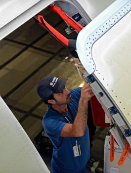 هذا ما يحدث إذا انفتح باب الطائرة في الجو