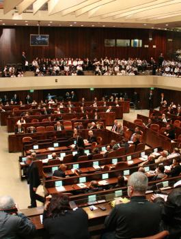 الكنيست يصادق بالقراءة الأولى على قانون يمنع الشرطة الاسرائيلية من إصدار توصياتها بعد التحقيق