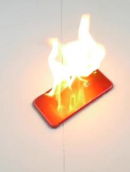 آيفون الاحمر يحترق 