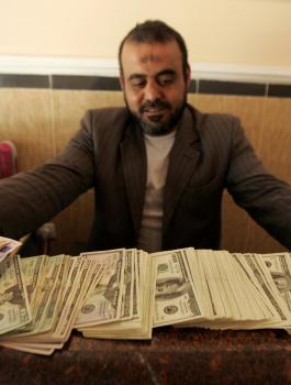 وزير في حكومة الحمد الله يعيد اموال 