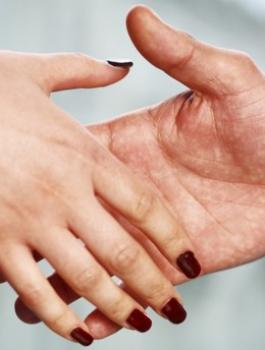 رفض مصافحة الجنس الأخر 