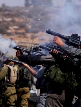 اطلاق قنابل غاز على فلسطينين 