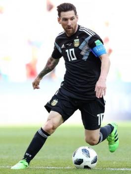 ميسي وكرة القدم 