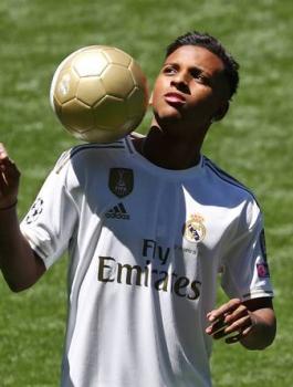 ريال مدريد وانتقالات اللاعبيين 