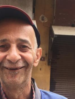 عامل نظافة مصري قرأ آلاف الكتب ويتقن 3 لغات