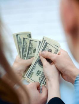 اخفاء دخل الزوج عن زوجته 