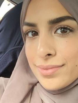 فتاة مسلمة تتلقى تعويضا بسبب رفضها مصافحة مسؤول 