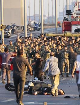 اعتقال جنود اتراك لعلاقتهم بالانقلاب 