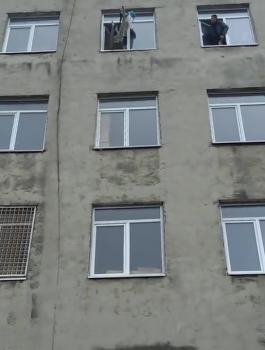 سيدة تلقي بطفليها من النافذة 