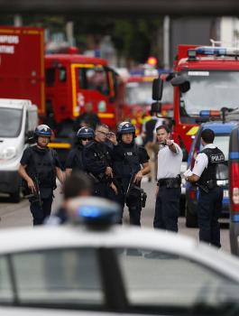 مسلح من تنظيم "داعش" يحتجز رهائن داخل متجر في فرنسا