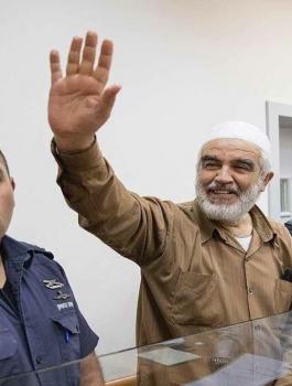 ضباط إسرائيليون يهددون الشيخ صلاح بتصفيته داخل السجن