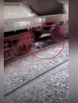 هندي ينجو بإعجوبة بعد أن استلقى تحت القطار!!