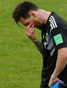 ركلة ميسي الضائعة امام ايسلندا 