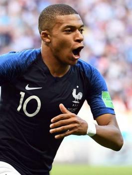 ريال مدريد يعلق على شائعات تعاقد مع  مبابي