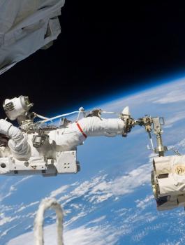 شركة سياحية تعرض رحلات إلى الفضاء بسعر خرافي