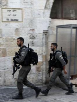 اغلاق محل حلويات في القدس 