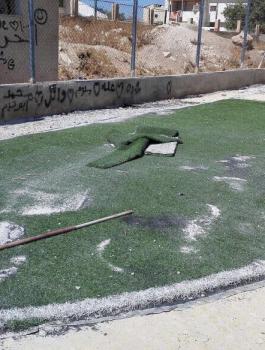 مجهولون يسرقون نجيل إحدى الملاعب في الأردن